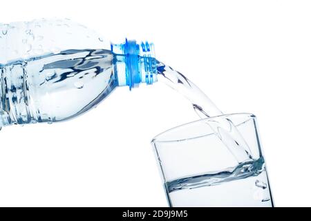 Acqua pulita isolata su bianco. Concetto di acqua potabile. Foto Stock