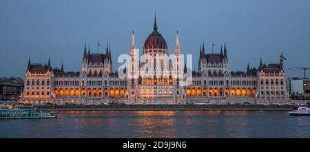 Budapest, Ungheria - 27 marzo 2018: Edificio del Parlamento ungherese e fiume Danubio nella città di Budapest di notte Foto Stock