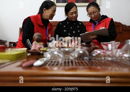 Due dipendenti conducono indagini prima del settimo censimento nazionale ufficiale della popolazione nella città di Binzhou,¯nella provincia di Shandong della Cina orientale, il 19 ottobre 202 Foto Stock