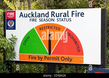 AUCKLAND, NUOVA ZELANDA - 11 gennaio 2020: Auckland / Nuova Zelanda - gennaio 10 2020: Vista della campagna di Auckland vigili del fuoco informazioni bordo Foto Stock