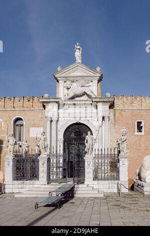 Arsenale di Castello, Venezia, castello fortificato, mura e torri con porta d'ingresso Foto Stock