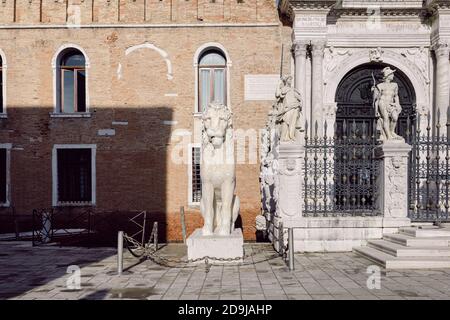 Arsenale di Castello, Venezia, castello fortificato, mura e torri con porta d'ingresso Foto Stock