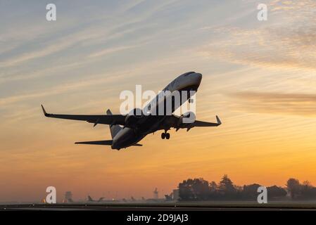 Nonostante il blocco COVID 19 2 divieto di viaggio Ryanair hanno continuato a operare voli. Boeing 737 decollo dall'aeroporto Southend di Londra per Alicante Foto Stock