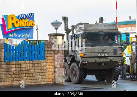 MAN HX60 18,330 4x4 lascia il Pontins Holiday Camp ad Ainsdale mentre i soldati della Army Medical Corp si imbarcano lungo il tragitto per Liverpool, per la prima proiezione nel centro della città di massa del Regno Unito per Covid 19. L'operazione di test in tutta la città inizierà a Liverpool da oggi, con 2.000 militari che istituiranno ben 85 nuove stazioni di test nel tentativo di offrire a tutti i cittadini test regolari. Foto Stock