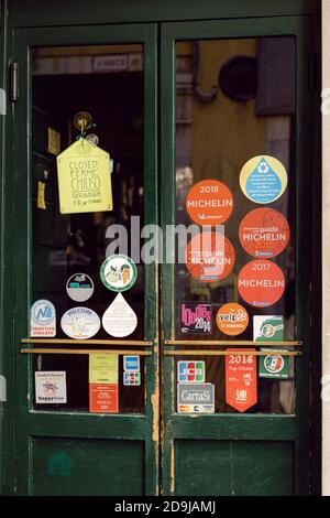 Porta del ristorante veneziano con cartelli appiccicosi Foto Stock