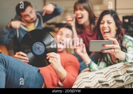 Happy amici prendendo selfie con mobile smartphone fotocamera a casa - Gruppo giovani divertirsi facendo parte ostello Foto Stock
