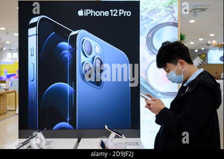 I clienti si accorrono in un negozio Apple per provare e acquistare la nuova versione di iPhone, iPhone serie 12, nella città di Taiyuan, il prodin Shanxi della Cina settentrionale Foto Stock