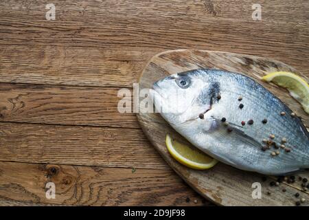 Sfondo di cottura, pesce sulla lavagna, vista dall'alto Foto Stock