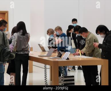 I clienti si affollano in un negozio di punta di Apple per provare la nuova versione di iPhone, iPhone serie 12, Shanghai, Cina, 23 ottobre 2020. IPhone di Foto Stock