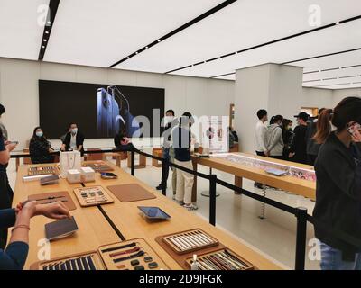 I clienti si affollano in un negozio di punta di Apple per provare la nuova versione di iPhone, iPhone serie 12, Shanghai, Cina, 23 ottobre 2020. IPhone di Foto Stock