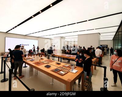 I clienti si affollano in un negozio di punta di Apple per provare la nuova versione di iPhone, iPhone serie 12, Shanghai, Cina, 23 ottobre 2020. IPhone di Foto Stock