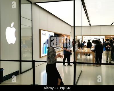 I clienti si affollano in un negozio di punta di Apple per provare la nuova versione di iPhone, iPhone serie 12, Shanghai, Cina, 23 ottobre 2020. IPhone di Foto Stock