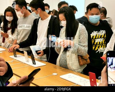 I clienti si affollano in un negozio di punta di Apple per provare la nuova versione di iPhone, iPhone serie 12, Shanghai, Cina, 23 ottobre 2020. IPhone di Foto Stock