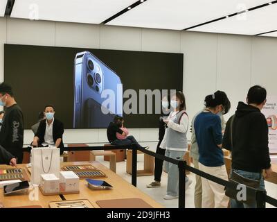 I clienti si affollano in un negozio di punta di Apple per provare la nuova versione di iPhone, iPhone serie 12, Shanghai, Cina, 23 ottobre 2020. IPhone di Foto Stock