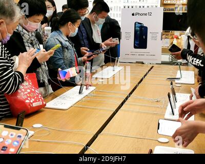 I clienti si affollano in un negozio di punta di Apple per provare la nuova versione di iPhone, iPhone serie 12, Shanghai, Cina, 23 ottobre 2020. IPhone di Foto Stock