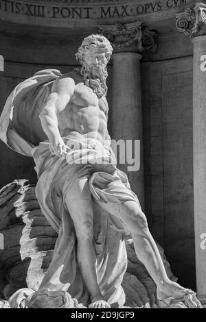 Primo piano della statua di Oceanus, Fontana di Trevi, Roma, Lazio, Italia. Foto Stock