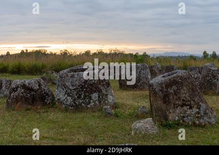 (201106) -- VIENTIANE, 6 novembre 2020 (Xinhua) -- Foto scattata il 3 novembre 2020 mostra la vista al tramonto della pianura di Jars, un paesaggio archeologico megalitico nella provincia di Xieng Khuang, Laos. La Pianura di Jars, formalmente chiamata i luoghi megalitici del giar, è stata iscritta ufficialmente nella lista del Patrimonio Mondiale in una riunione del Comitato del Patrimonio Mondiale tenutosi a Baku, Azerbaigian, il 10 luglio 2019. La pianura di Jars è chiamata per gli oltre 2,100 vasi megalitici di pietra a forma tubolare che si ritiene siano stati utilizzati per pratiche funerarie nell'età del ferro, secondo l'Educazione delle Nazioni Unite, Foto Stock