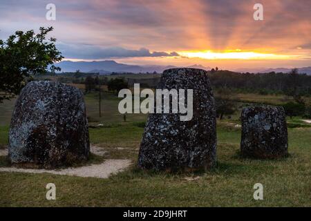 (201106) -- VIENTIANE, 6 novembre 2020 (Xinhua) -- Foto scattata il 3 novembre 2020 mostra la vista al tramonto della pianura di Jars, un paesaggio archeologico megalitico nella provincia di Xieng Khuang, Laos. La Pianura di Jars, formalmente chiamata i luoghi megalitici del giar, è stata iscritta ufficialmente nella lista del Patrimonio Mondiale in una riunione del Comitato del Patrimonio Mondiale tenutosi a Baku, Azerbaigian, il 10 luglio 2019. La pianura di Jars è chiamata per gli oltre 2,100 vasi megalitici di pietra a forma tubolare che si ritiene siano stati utilizzati per pratiche funerarie nell'età del ferro, secondo l'Educazione delle Nazioni Unite, Foto Stock