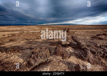 Vasto deserto vulcanico simile a un "Moon" con rocce di hiden lavico nelle alture dell'Islanda che lo rende accessibile solo con un potente veicolo 4x4. HDR Foto Stock