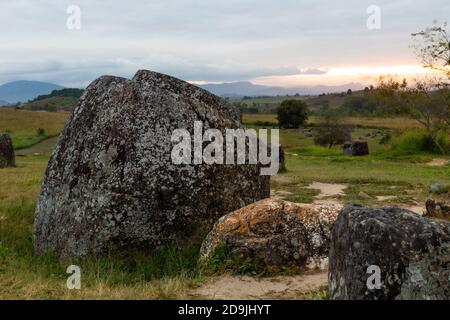 (201106) -- VIENTIANE, 6 novembre 2020 (Xinhua) -- Foto scattata il 3 novembre 2020 mostra la vista al tramonto della pianura di Jars, un paesaggio archeologico megalitico nella provincia di Xieng Khuang, Laos. La Pianura di Jars, formalmente chiamata i luoghi megalitici del giar, è stata iscritta ufficialmente nella lista del Patrimonio Mondiale in una riunione del Comitato del Patrimonio Mondiale tenutosi a Baku, Azerbaigian, il 10 luglio 2019. La pianura di Jars è chiamata per gli oltre 2,100 vasi megalitici di pietra a forma tubolare che si ritiene siano stati utilizzati per pratiche funerarie nell'età del ferro, secondo l'Educazione delle Nazioni Unite, Foto Stock