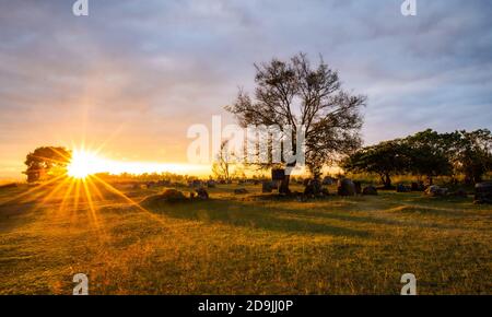 (201106) -- VIENTIANE, 6 novembre 2020 (Xinhua) -- Foto scattata il 3 novembre 2020 mostra la vista al tramonto della pianura di Jars, un paesaggio archeologico megalitico nella provincia di Xieng Khuang, Laos. La Pianura di Jars, formalmente chiamata i luoghi megalitici del giar, è stata iscritta ufficialmente nella lista del Patrimonio Mondiale in una riunione del Comitato del Patrimonio Mondiale tenutosi a Baku, Azerbaigian, il 10 luglio 2019. La pianura di Jars è chiamata per gli oltre 2,100 vasi megalitici di pietra a forma tubolare che si ritiene siano stati utilizzati per pratiche funerarie nell'età del ferro, secondo l'Educazione delle Nazioni Unite, Foto Stock