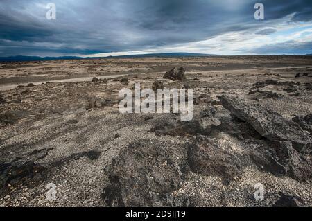 Vasto deserto vulcanico simile a un "Moon" con rocce di hiden lavico nelle alture dell'Islanda che lo rende accessibile solo con un potente veicolo 4x4. HDR Foto Stock