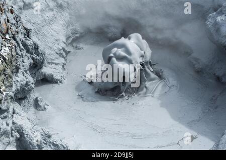Sculture di fango bollente in Hverir area geotermica, Islanda Foto Stock