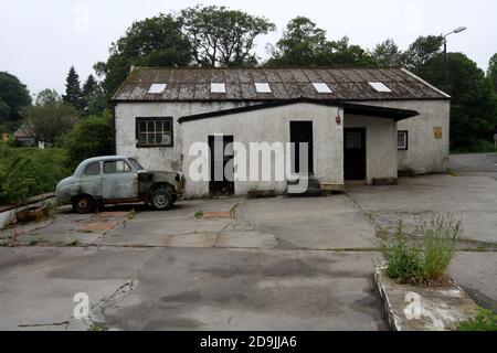 Barrhill, Ayrshire, Scozia, Regno Unito. Arrugginita auto d'epoca abbandonata, spogliata di interni Foto Stock