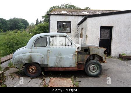 Barrhill, Ayrshire, Scozia, Regno Unito. Arrugginita auto d'epoca abbandonata, spogliata di interni Foto Stock