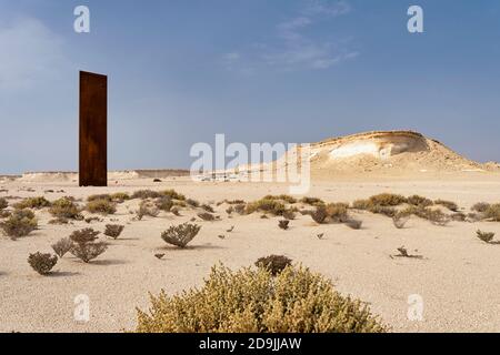 QATAR, ZEKREET - DICEMBRE 14. 2019: Scultura Est-Ovest Ovest-Est dell'artista Richard Serra vicino al villaggio di Zekreet, Qatar, Medio Oriente. Foto Stock