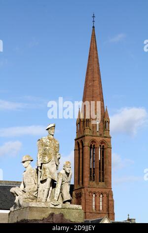 War Memorial Largs, North Ayrshire, Scozia , Regno Unito. Questo memoriale commemora i residenti di Largs che sono stati uccisi o mancanti durante la prima guerra mondiale (87 nomi) e la seconda guerra mondiale (67 nomi). Foto Stock