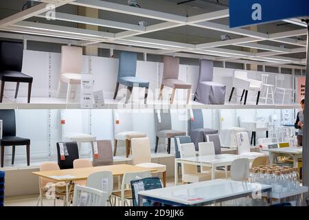 SAMARA, RUSSIA - 07 MAGGIO 2018: Interno del negozio Ikea . IKEA è il più grande rivenditore al mondo di mobili. Foto Stock