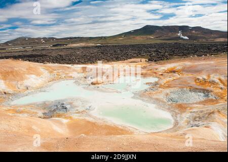 Leirhnjukur è la piscina geotermica calda nella zona di Krafla, Islanda. La zona intorno al lago è multicolore e fessurata. Foto Stock