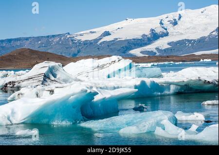 Foto dettagliata degli iceberg del ghiacciaio islandese in un ghiaccio laguna dai colori incredibilmente vividi e dalla texture gradevole Foto Stock