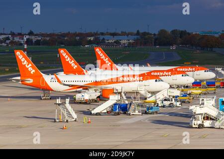 Berlino, Germania - 27 ottobre 2020: Aerei easyJet Airbus A320 all'aeroporto Tegel di Berlino in Germania. Airbus è un costruttore europeo di aeromobili Foto Stock