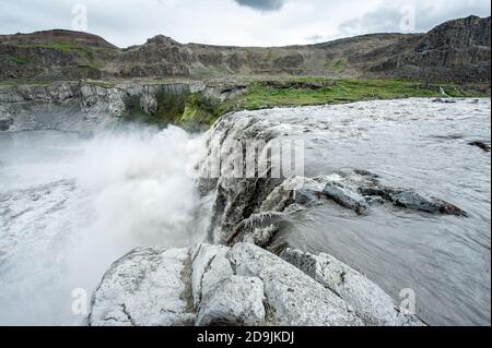 Hafragilsfoss è la cascata molto potente in Islanda non lontano dal suo fratello maggiore Dettifoss. Si trova nel Parco Nazionale di Jokulsargljufur Foto Stock