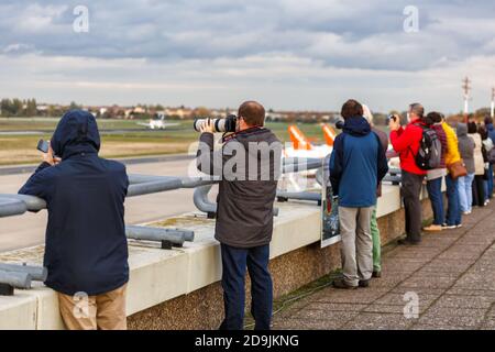 Berlino, Germania - 27 ottobre 2020: Planespotter presso l'edificio del terminal dell'aeroporto Tegel TXL di Berlino in Germania. Foto Stock