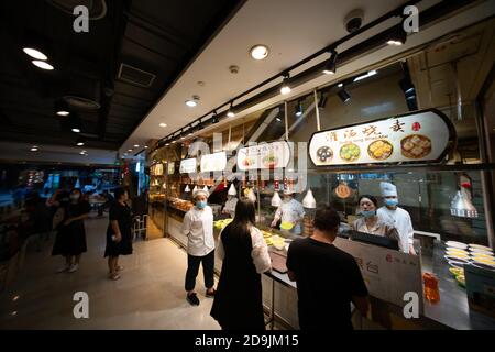 --FILE--cibo locale sono ben messi su fornelli e piatti in un ristorante a Shanghai, Cina, 1 settembre 2020. *** Local Caption *** fachaoshi Foto Stock