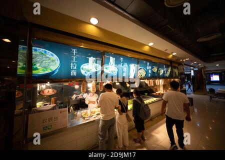 --FILE--cibo locale sono ben messi su fornelli e piatti in un ristorante a Shanghai, Cina, 1 settembre 2020. *** Local Caption *** fachaoshi Foto Stock