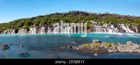 Hraunfossar è una bellissima cascata islandese nella parte occidentale dell'isola. Proviene dal campo lavico e si riversa nel fiume Hvita Foto Stock