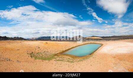 Viti è un bellissimo lago craterico di colore turchese situato nel nord-est dell'Islanda, nella zona geotermica di Krafla vicino al lago Myvatn Foto Stock