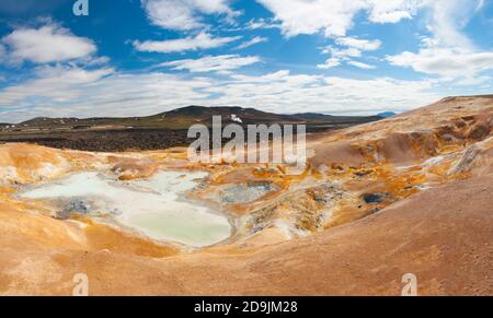 Leirhnjukur è la piscina geotermica calda nella zona di Krafla, Islanda. La zona intorno al lago è multicolore e fessurata. Foto Stock