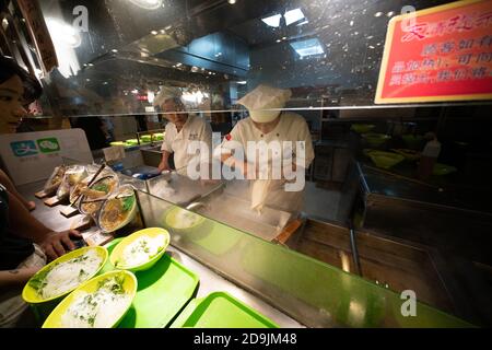 --FILE--cibo locale sono ben messi su fornelli e piatti in un ristorante a Shanghai, Cina, 1 settembre 2020. *** Local Caption *** fachaoshi Foto Stock