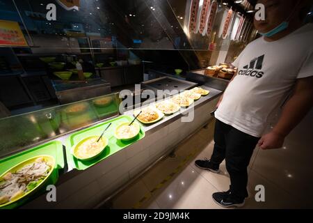 --FILE--cibo locale sono ben messi su fornelli e piatti in un ristorante a Shanghai, Cina, 1 settembre 2020. *** Local Caption *** fachaoshi Foto Stock