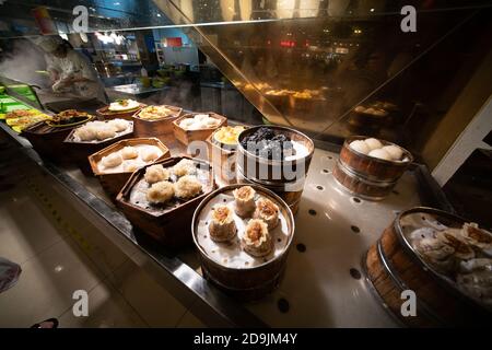 --FILE--cibo locale sono ben messi su fornelli e piatti in un ristorante a Shanghai, Cina, 1 settembre 2020. *** Local Caption *** fachaoshi Foto Stock