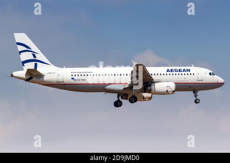 Atene, Grecia - 22 settembre 2020: Aegean Airlines Airbus A320 aereo all'aeroporto di Atene in Grecia. Airbus è una base europea di costruttori di aeromobili Foto Stock