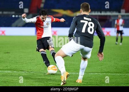 Rotterdam, Paesi Bassi. 5 Nov 2020. Steven Berghuis di Feyenoord, Igor Diveev di CSKA Moskva durante la UEFA Europa League, Group Stage, Group K Football Match tra Feyenoord e CSKA Moskva il 5 novembre 2020 allo stadio De Kuip di Rotterdam, Paesi Bassi - Foto Yannick Verhoeven/Orange Pictures/DPPI/LM Credit: Paola Benini/Alamy Live News Foto Stock