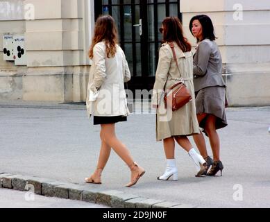 Gruppo di donne che camminano lungo una strada a Zagabria, Croazia Foto Stock