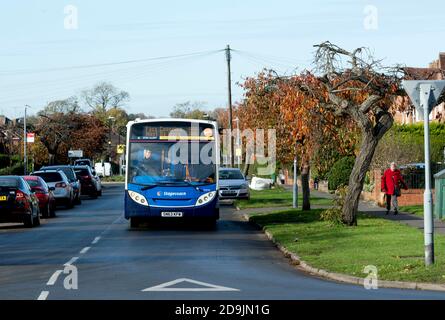 Un servizio di autobus Stagecoach X18 con avviso "la copertura del viso deve essere indossata", Warwick, Regno Unito Foto Stock