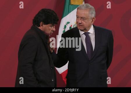 Città del Messico, Messico. 05 novembre 2020. CITTÀ DEL MESSICO, MESSICO - 5 NOVEMBRE: Il presidente del Messico Andres Manuel Lopez Obrador parla durante la conferenza stampa del giorno mattina tra la pandemia di Covid-19 al Palazzo Nazionale il 5 novembre 2020 a Città del Messico, Messico. Credit: Ismael Rosas/Eyepix Group/The Photo Access Credit: The Photo Access/Alamy Live News Foto Stock